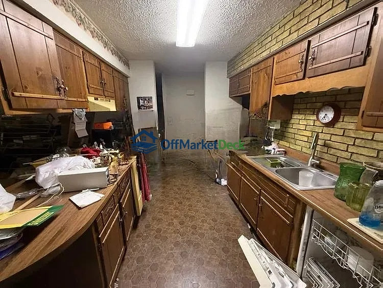 Off-market house in Indianapolis, Indiana — 3 beds, 2 baths, $185,000 — photo 4 of 8