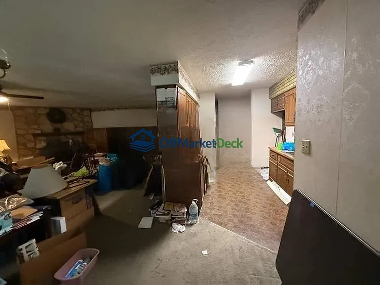 Off-market house in Indianapolis, Indiana — 3 beds, 2 baths, $185,000 — photo 3 of 8