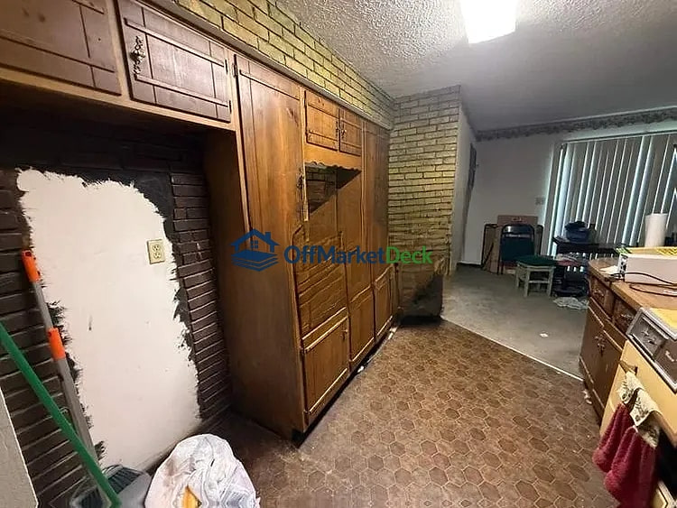 Off-market house in Indianapolis, Indiana — 3 beds, 2 baths, $185,000 — photo 5 of 8