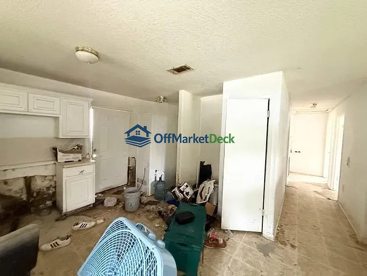 Off-market house in Huntsville, Texas — 1 bed, 1 bath, $49,900 — photo 4 of 8