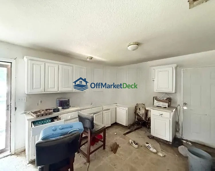 Off-market house in Huntsville, Texas — 1 bed, 1 bath, $49,900 — photo 3 of 8