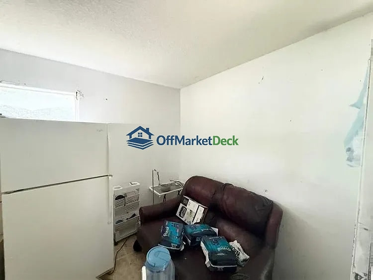 Off-market house in Huntsville, Texas — 1 bed, 1 bath, $49,900 — photo 2 of 8