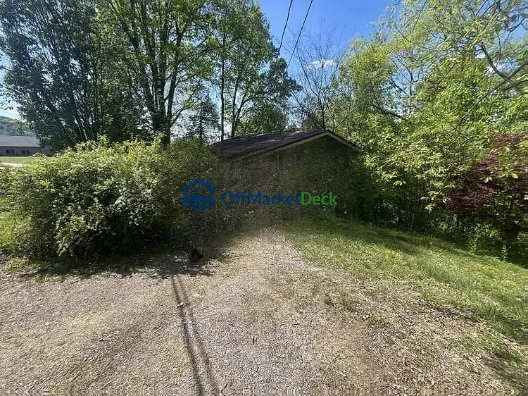 Off-market house in Blountville, Tennessee — 2 beds, 1 bath, $50,000 - Blurred background Image