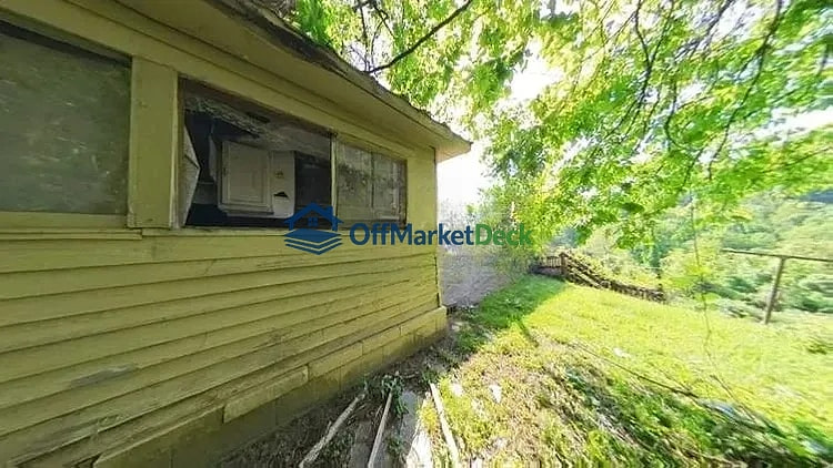 Off-market house in Catlettsburg, Kentucky — 3 beds, 2 baths, $10,000 — photo 8 of 8
