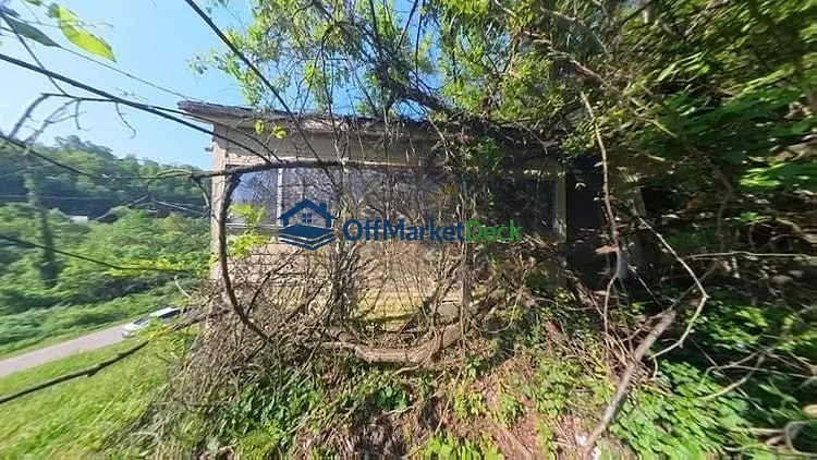 Off-market house in Catlettsburg, Kentucky — 3 beds, 2 baths, $10,000 — photo 2 of 8