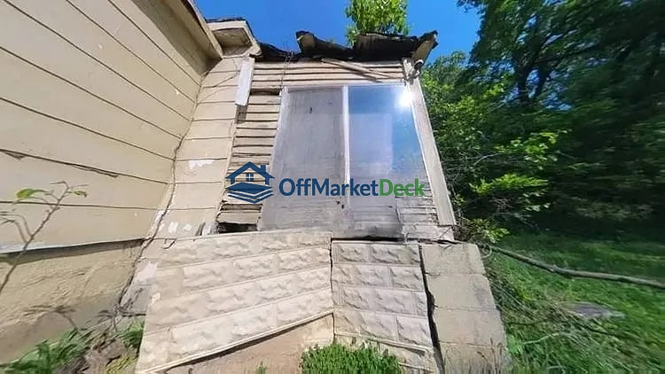 Off-market house in Catlettsburg, Kentucky — 3 beds, 2 baths, $10,000 — photo 7 of 8