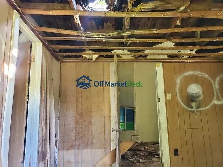 Off-market house in Catlettsburg, Kentucky — 3 beds, 2 baths, $10,000 — photo 5 of 8