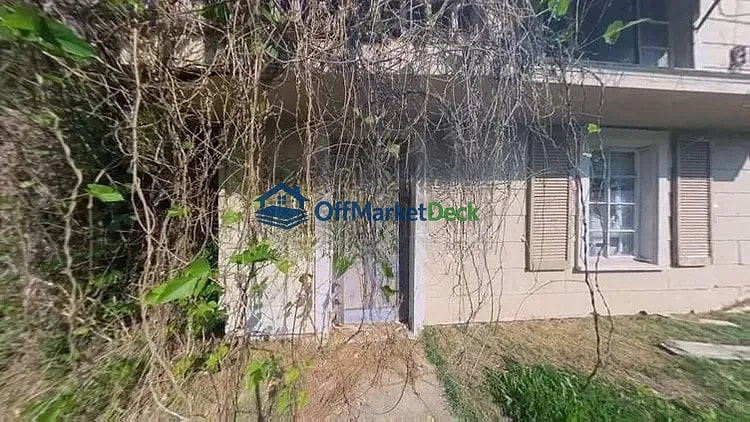 Off-market house in Catlettsburg, Kentucky — 3 beds, 2 baths, $10,000 - Blurred background Image
