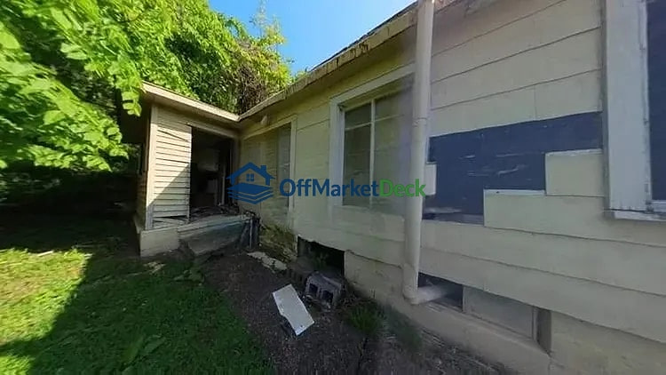 Off-market house in Catlettsburg, Kentucky — 3 beds, 2 baths, $10,000 — photo 3 of 8