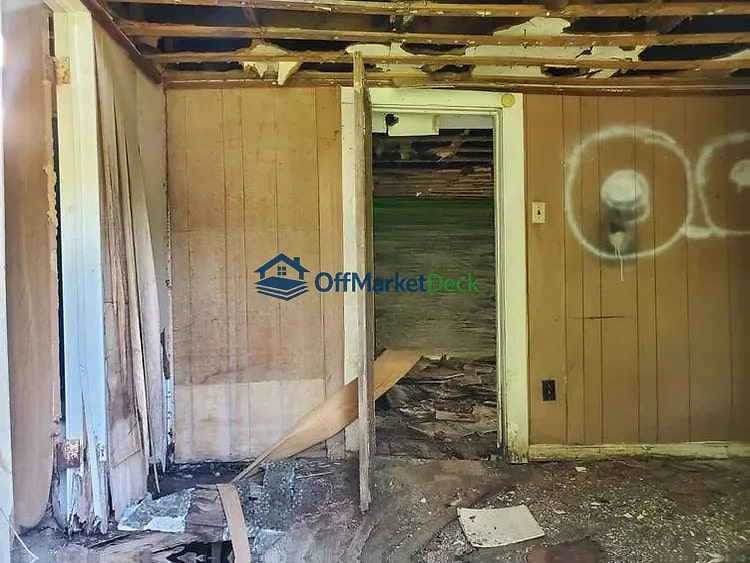 Off-market house in Catlettsburg, Kentucky — 3 beds, 2 baths, $10,000 — photo 4 of 8