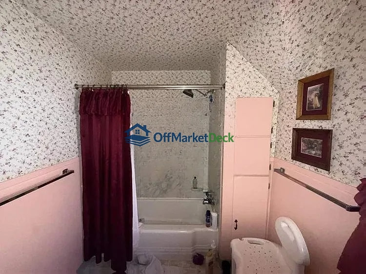 Off-market house in Cedar Rapids, Iowa — 4 beds, 2 baths, $77,350 — photo 5 of 8