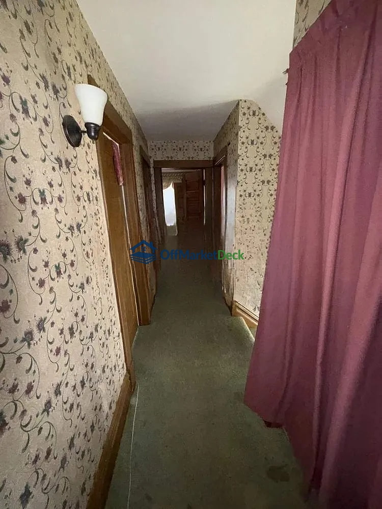 Off-market house in Cedar Rapids, Iowa — 4 beds, 2 baths, $77,350 — photo 3 of 8