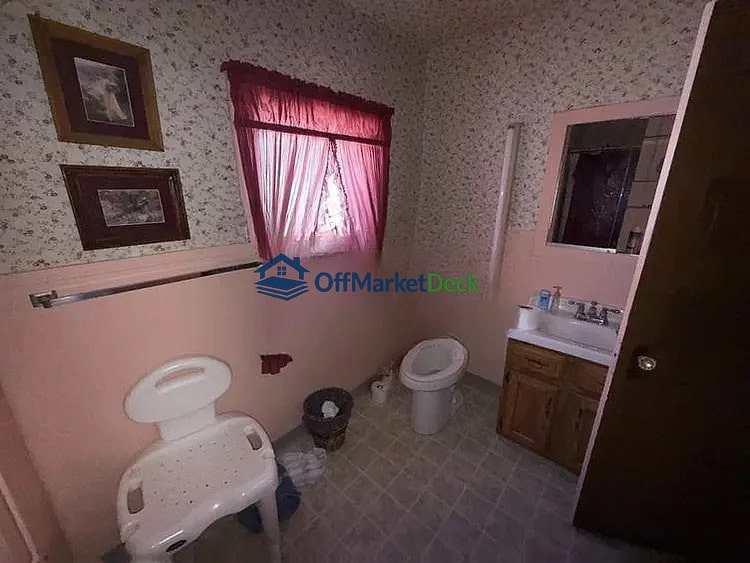 Off-market house in Cedar Rapids, Iowa — 4 beds, 2 baths, $77,350 — photo 4 of 8