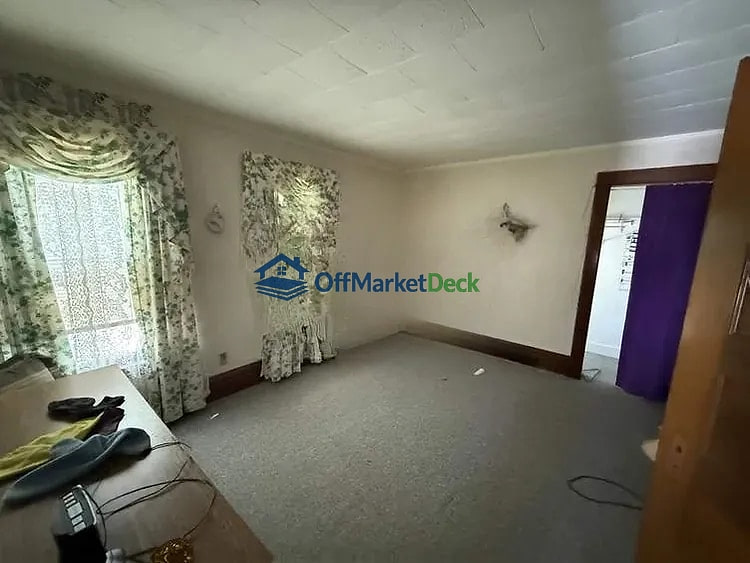 Off-market house in Cedar Rapids, Iowa — 4 beds, 2 baths, $77,350 — photo 2 of 8