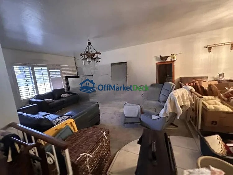 Off-market house in Tempe, Arizona — 4 beds, 2 baths, $499,900 — photo 5 of 8
