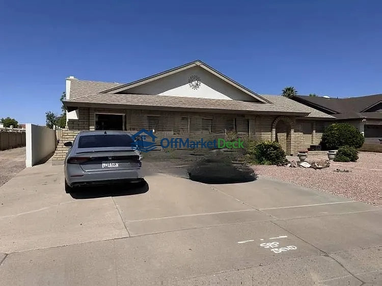 Off-market house in Tempe, Arizona — 4 beds, 2 baths, $499,900 - Blurred background Image