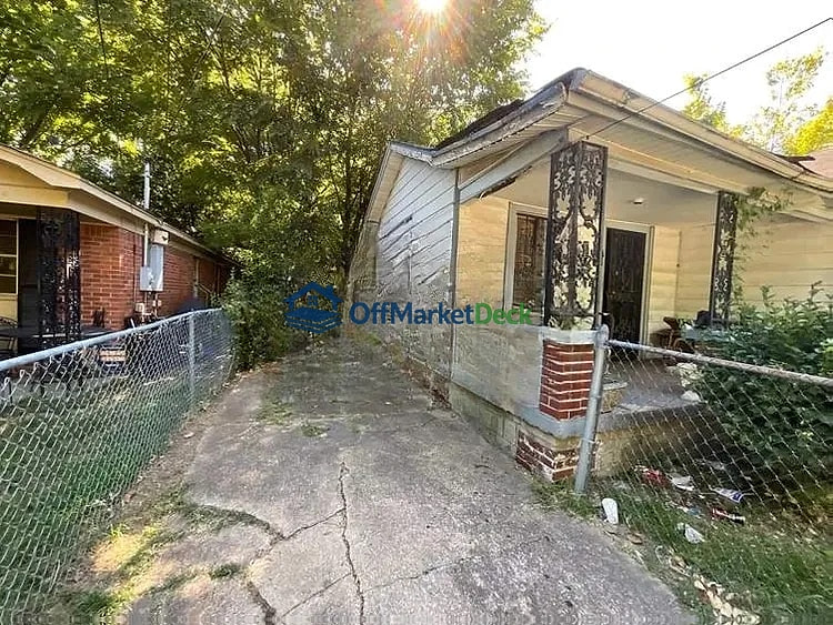 Off-market house in Memphis, Tennessee — 2 beds, 1 bath, $27,000 - Blurred background Image