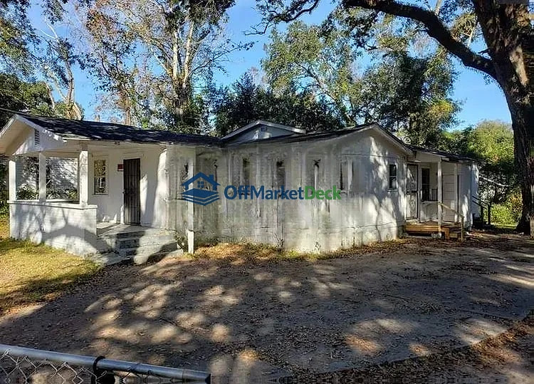 Off-market house in Mobile, Alabama — 5 beds, 3 baths, $110,000 — photo 2 of 8