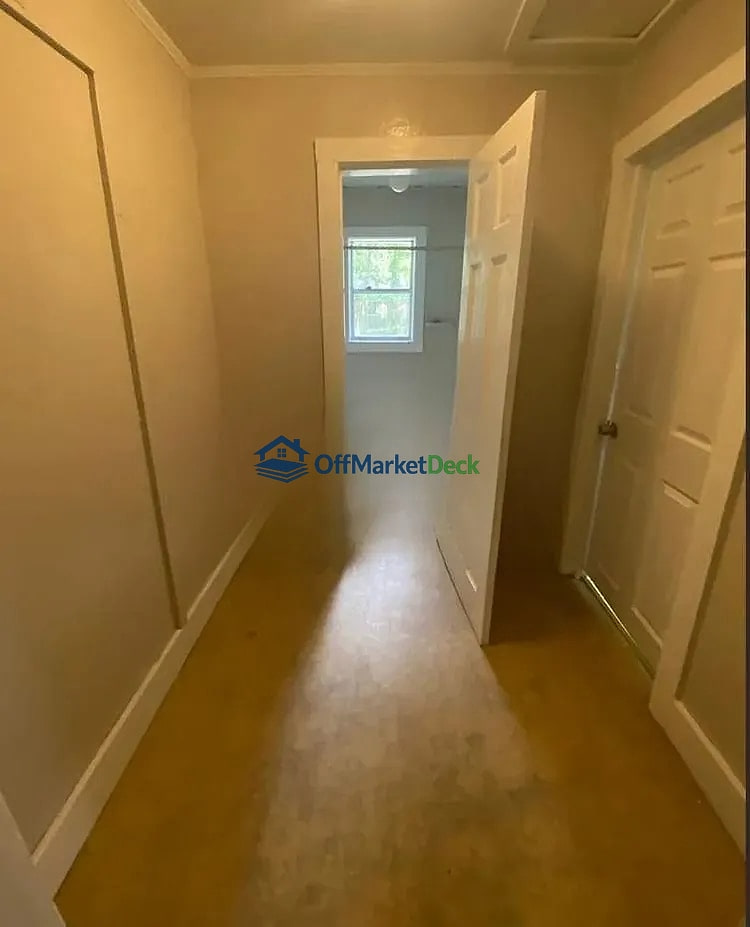 Off-market house in Mobile, Alabama — 5 beds, 3 baths, $110,000 — photo 7 of 8