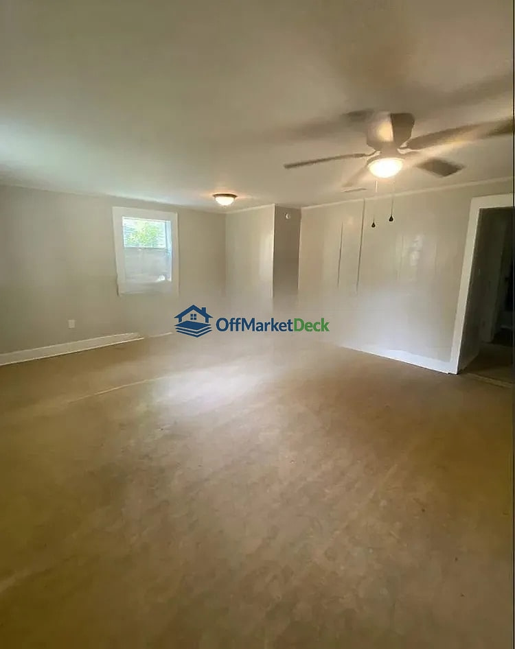 Off-market house in Mobile, Alabama — 5 beds, 3 baths, $110,000 — photo 3 of 8