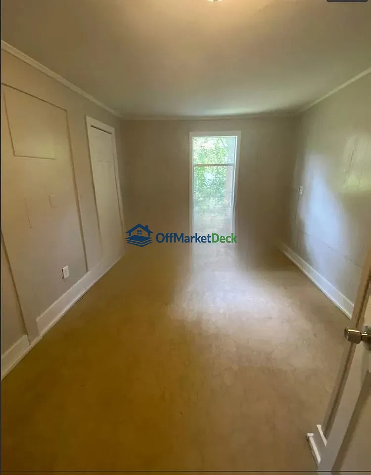 Off-market house in Mobile, Alabama — 5 beds, 3 baths, $110,000 — photo 6 of 8