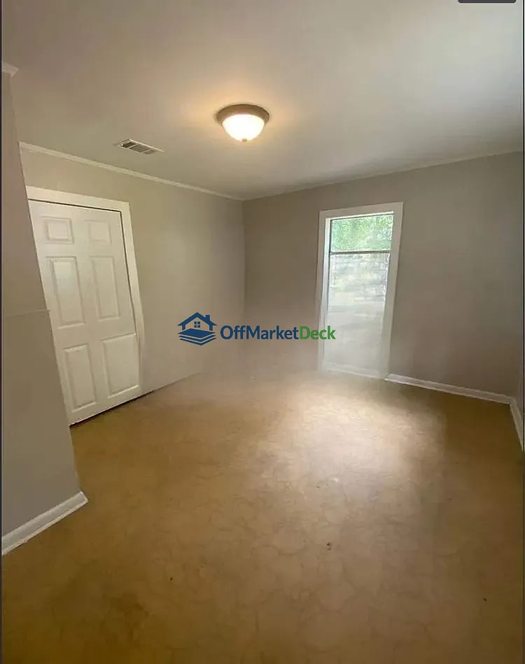 Off-market house in Mobile, Alabama — 5 beds, 3 baths, $110,000 — photo 4 of 8