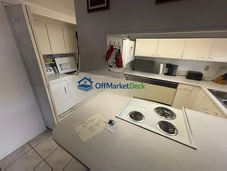 Off-market house in Phoenix, Arizona — 4 beds, 3 baths, $315,000 — photo 5 of 8