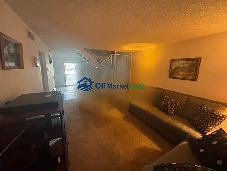Off-market house in Phoenix, Arizona — 4 beds, 3 baths, $315,000 - Blurred background Image