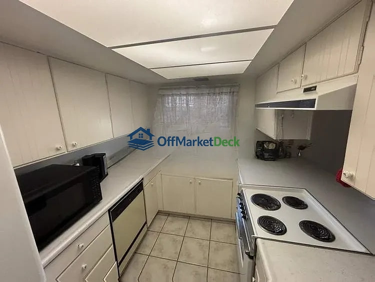 Off-market house in Phoenix, Arizona — 4 beds, 3 baths, $315,000 — photo 4 of 8