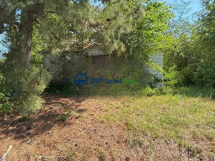 Off-market house in Murfreesboro, North Carolina — 2 beds, 1 bath, $11,000 — photo 2 of 8