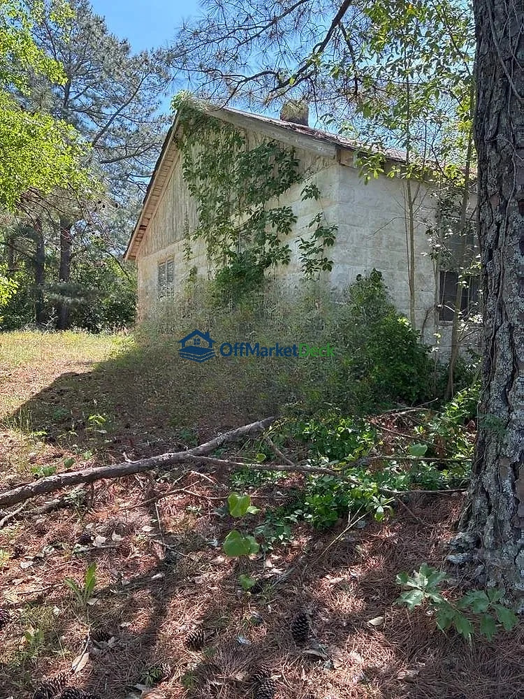 Off-market house in Murfreesboro, North Carolina — 2 beds, 1 bath, $11,000 — photo 4 of 8