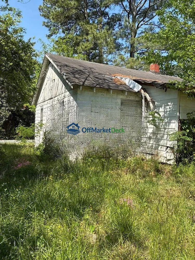 Off-market house in Murfreesboro, North Carolina — 2 beds, 1 bath, $11,000 — photo 3 of 8