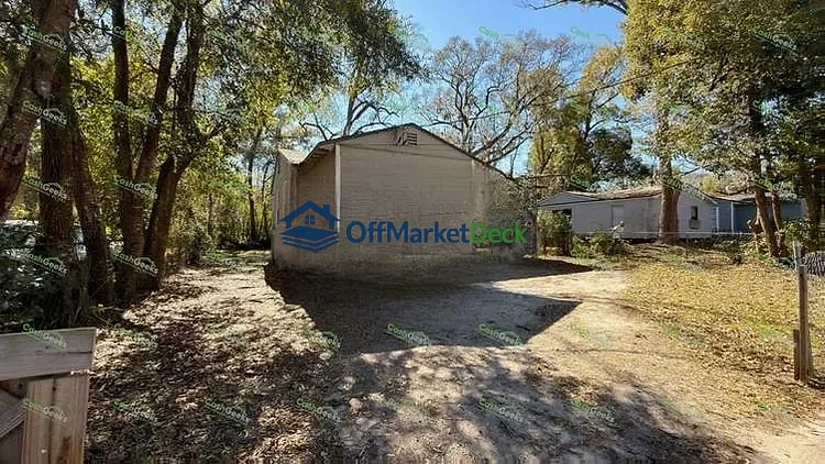 Off-market house in Jacksonville, Florida — 3 beds, 1 bath, $89,000 — photo 2 of 8