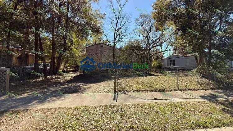 Off-market house in Jacksonville, Florida — 3 beds, 1 bath, $89,000 - Blurred background Image