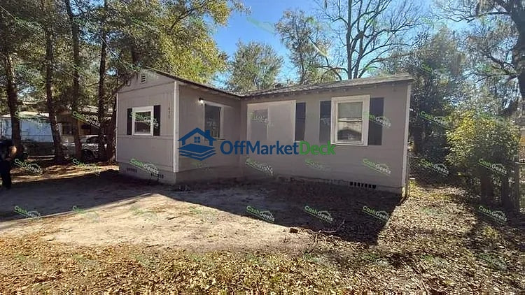 Off-market house in Jacksonville, Florida — 3 beds, 1 bath, $89,000 — photo 3 of 8