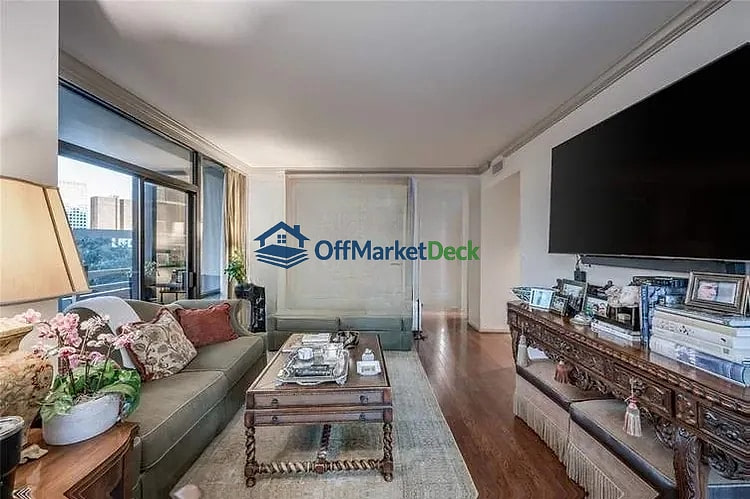Off-market house in Houston, Texas — 2 beds, 2 baths, $199,900 — photo 8 of 8