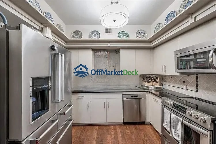 Off-market house in Houston, Texas — 2 beds, 2 baths, $199,900 — photo 3 of 8