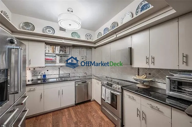 Off-market house in Houston, Texas — 2 beds, 2 baths, $199,900 — photo 4 of 8