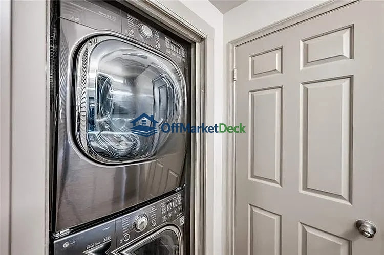 Off-market house in Houston, Texas — 2 beds, 2 baths, $199,900 — photo 2 of 8
