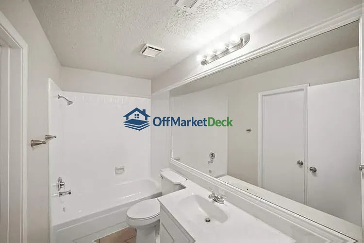 Off-market house in Houston, Texas — 3 beds, 2 baths, $175,000 — photo 6 of 8