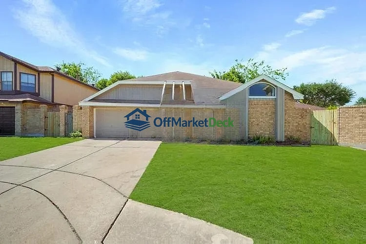 Off-market house in Houston, Texas — 3 beds, 2 baths, $175,000 - Blurred background Image