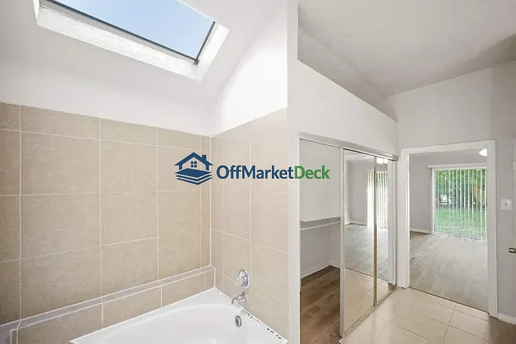 Off-market house in Houston, Texas — 3 beds, 2 baths, $175,000 — photo 4 of 8