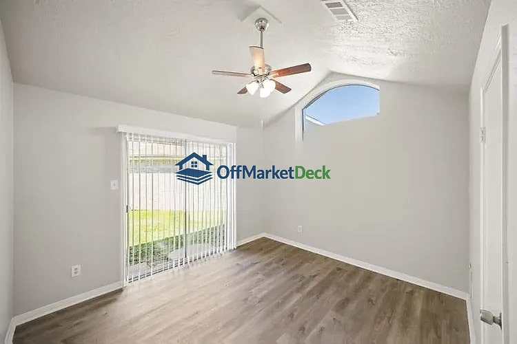 Off-market house in Houston, Texas — 3 beds, 2 baths, $175,000 — photo 7 of 8