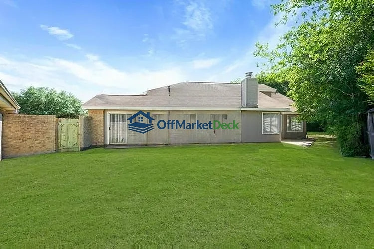 Off-market house in Houston, Texas — 3 beds, 2 baths, $175,000 — photo 5 of 8