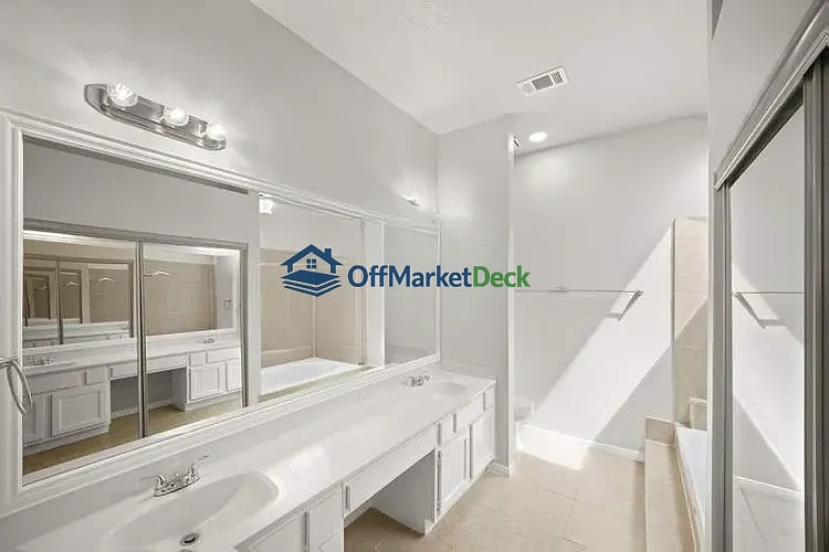 Off-market house in Houston, Texas — 3 beds, 2 baths, $175,000 — photo 3 of 8