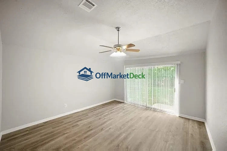 Off-market house in Houston, Texas — 3 beds, 2 baths, $175,000 — photo 2 of 8