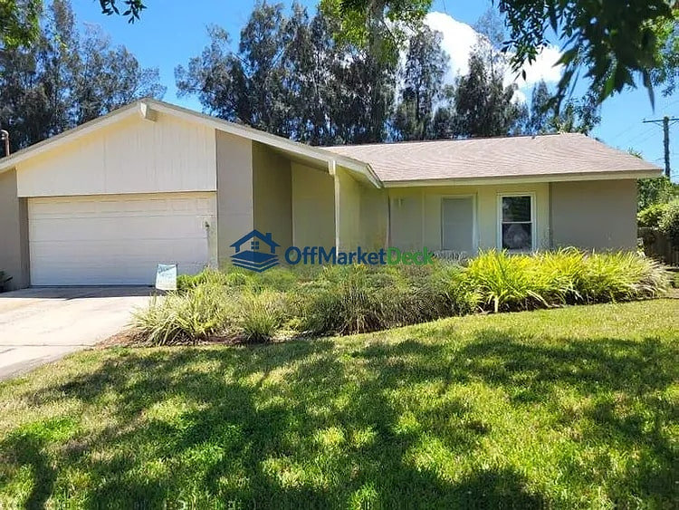 Off-market house in Tampa, Florida — 3 beds, 2 baths, $625,000 - Blurred background Image
