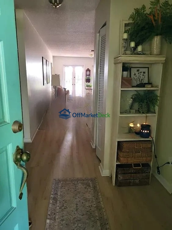 Off-market house in Tampa, Florida — 3 beds, 2 baths, $625,000 — photo 2 of 8