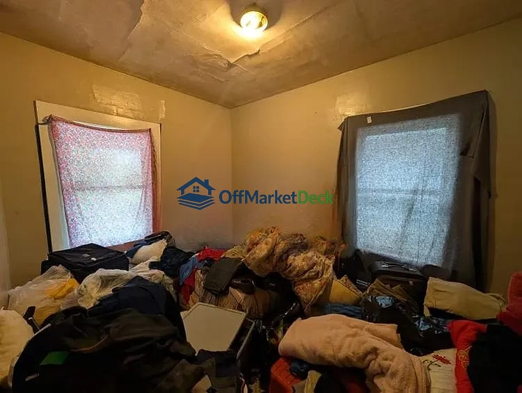 Off-market house in Kansas City, Missouri — 2 beds, 1 bath, $65,000 — photo 3 of 8