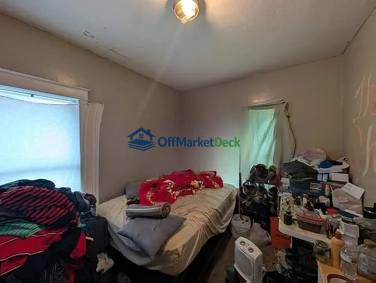 Off-market house in Kansas City, Missouri — 2 beds, 1 bath, $65,000 — photo 2 of 8